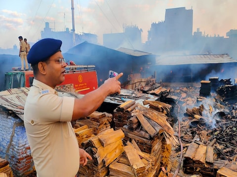 पटना के प्लाईवुड फैक्ट्री में लगी भीषण आग