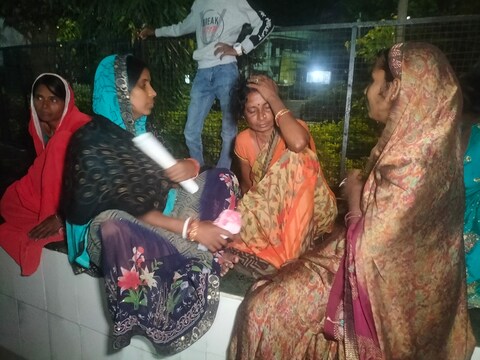 मोतिहारी में महिला मरीज की मौत के बाद रोते-बिलखते परिजन