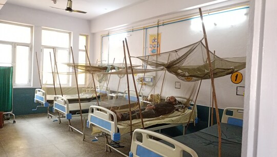 डेंगू के मरीजों से निजात पाने के लिए 20 बेड का मच्छरदानी लगा वार्ड तैयार