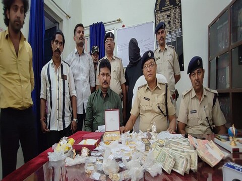 मुंबई से चोरी की घटना को अंजाम देने वाले शख्स की गिरफ्तारी की जानकारी देती पुलिस