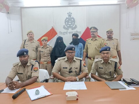 यूपी के सिद्धार्थ नगर में हुए हत्याकांड की जानकारी देती पुलिस