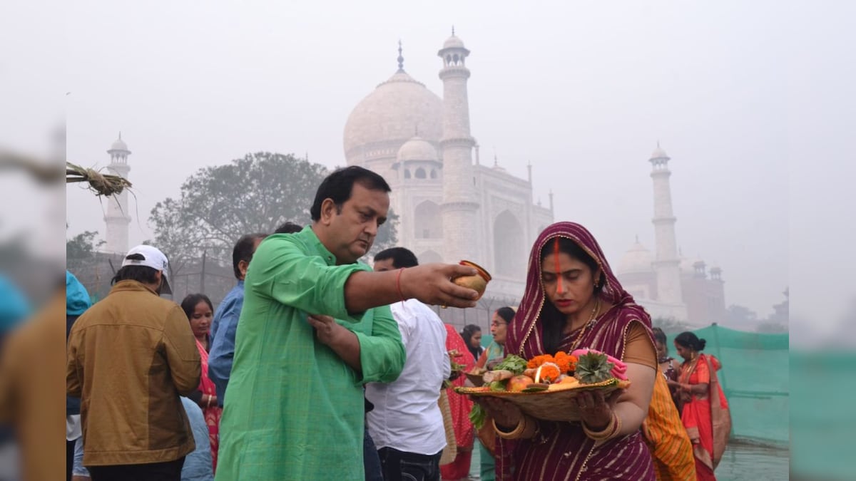 Agra: ताजमहल के साए में अनूठी रही सूरज की उपासना के महापर्व छठ की छटा