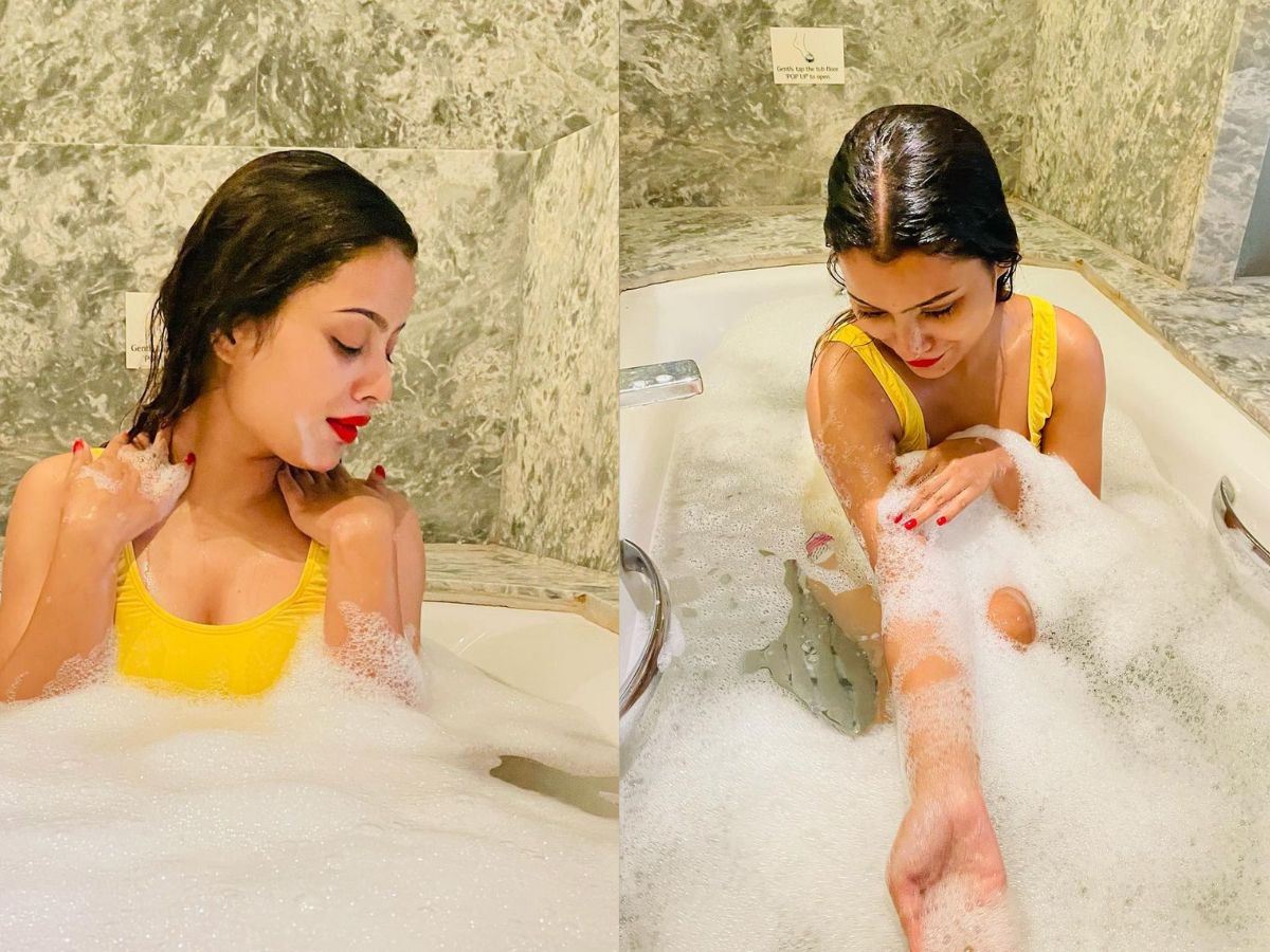  सोशल मीडिया पर सामने आई फोटोज (Aarohi Singh Latest Photos) में देखने के लिए मिल रहा है कि आरोही सिंह बाथटब में नजर आ रही हैं. इसमें वो खूब इन्जॉय कर रही हैं.