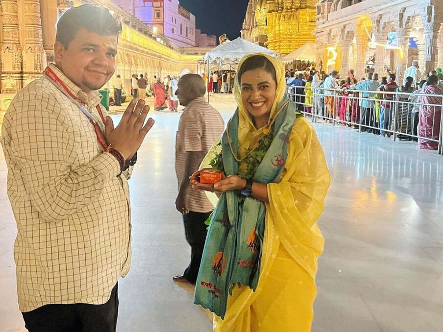  अक्षरा सिंह ने फोटोज को शेयर करने के साथ ही लिखा, 'किस द्वार पे जाके सिर नवाऊं... किस द्वार पे जा गोहराऊं मैं...तू त्रिभुवन के दाता है... तुझे छोड़ कहां पे जाऊं'. भोजपुरी एक्ट्रेस की भक्ति भावना देखकर फैंस बेहद ही खुश हैं.