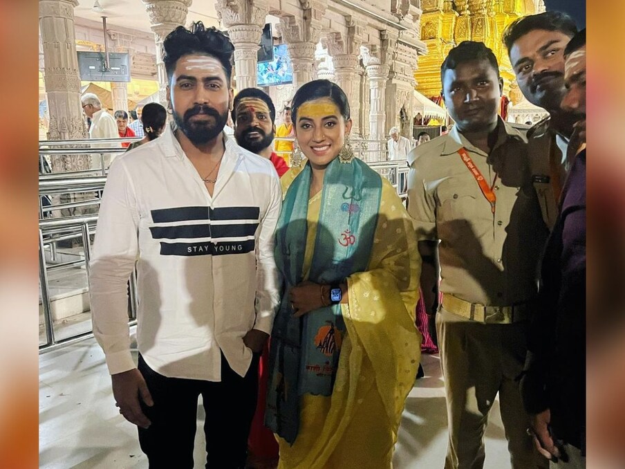  ये कोई पहली बार नहीं है, जब अक्षरा सिंह को भक्ति के भाव में इस तरह से देखा जा रहा है. इससे पहले भी कई मौकों पर उन्हें भोलेनाथ की नगरी काशी में देखा गया है, जहां उन्होंने पूजा अर्चना की थी.
