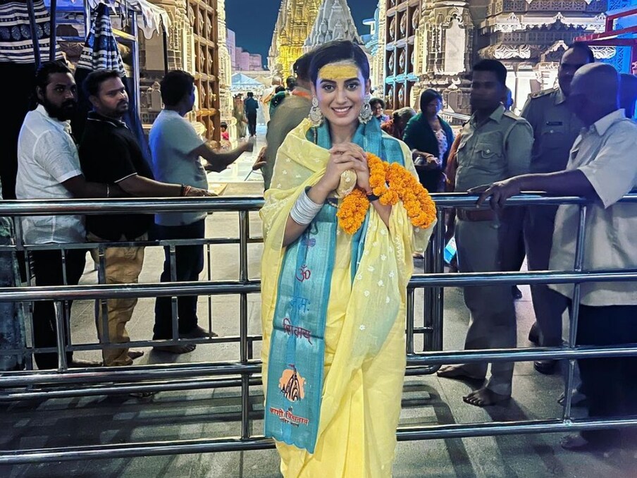  बहरहाल, अगर अक्षरा सिंह के वर्कफ्रंट की बात की जाए तो इन दिनों उनके पास हिंदी और भोजपुरी समेत ढेरों प्रोजेक्ट्स हैं, जिस पर वो काम कर रही हैं. हाल ही में उन्होंने सोनू सूद से मुलाकात की फोटोज भी शेयर की थी. इसके अलावा उन्होंने निर्माता रत्नाकर कुमार से मुलाकात की थी.