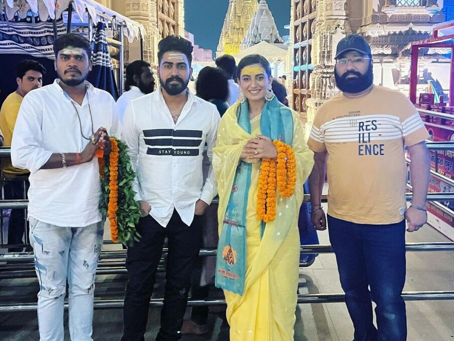 रत्नाकर कुमार से अक्षरा सिंह की मुलाकात को लेकर कहा गया था. एक्ट्रेस ने उनकी बैक टू बैक तीनों फिल्मों को साइन किया है, जो कि महिला प्रधान हैं. हालांकि, अभी इसकी कोई ऑफिशियल घोषणा नहीं की गई है. (Photos- Akshara Singh Instagram)