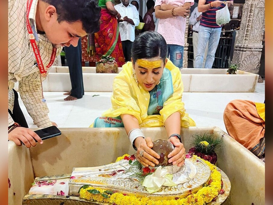  अक्षरा सिंह ने इंस्टाग्राम (Akshara Singh Instagram) पर अपनी लेटेस्ट फोटोज (Akshara Singh Latest Photos) को शेयर किया है, जिसमें देखने के लिए मिल रहा है कि वो काशी विश्वनाथ मंदिर बनारस में मौजूद हैं और भोलेनाथ का दूध से अभिषेक कर रही हैं. अक्षरा के माथे पर चंदन का टीका लगा हुआ है.