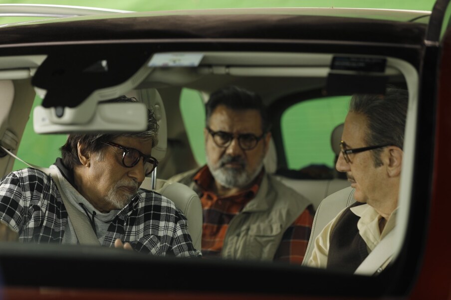  बता दें, दर्शकों को इस फिल्म का इंतजार बड़ी बेसब्री के साथ है. वहीं, फिल्म 'ऊंचाई' में किरदार के रूप में सबसे पहले अमिताभ बच्चन का विचार आया, जिन्होंने एक बार में ही फिल्म के लिए हामी भर दी.