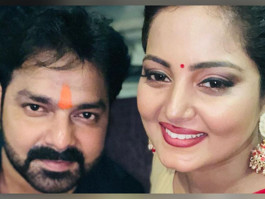 सोशल मीडिया पर सामने आई फोटोज (Anjana Singh photos) में अंजना सिंह को बालों में गजरा, कानों में बड़े झुमके और साड़ी में बेहद ही खूबसूरत देखा जा सकता है. वहीं, तस्वीरों में एक्ट्रेस पवन के साथ भी पोज देते हुए नजर आ रही हैं. इसमें दोनों साथ में बेहद ही प्यारे लग रहे हैं.