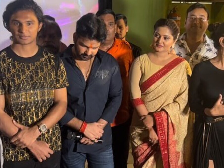  ट्रेलर लॉन्चिंग इवेंट में पवन सिंह और अंजना सिंह (Anjana Singh-Pawan Singh Photos) ने फिल्म के बारे में ढेरों बातें की और मीडिया के भी सवालों का खूब जवाब दिया. अंजना सिंह ने तस्वीरों को शेयर करने के साथ ही लिखा, 'बीती रात का इवेंट... ट्रेलर...लॉन्च पार्टी... हमार स्वाभिमान... पावरस्टार पवन सिंह के साथ'.