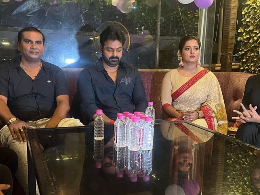  भोजपुरी फिल्म 'हमार स्वाभिमान' के ट्रेलर लॉन्चिंग इवेंट में पवन सिंह और अंजना सिंह के साथ-साथ डिंपल सिंह, राम शर्मा, कमल कृष्णा, राखी मिश्रा, वीना पांडेय, मंटू सिंह और कमाल कृष्णा व अन्य कलाकार मौजूद रहे.