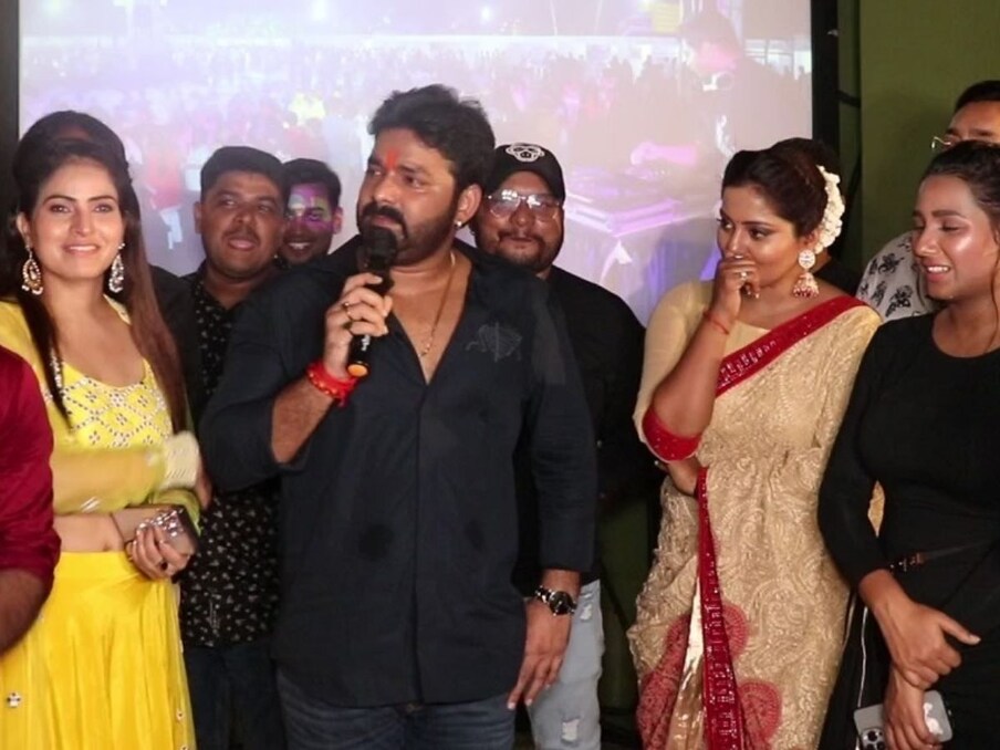  आपको बता दें कि अंजना सिंह और पवन सिंह की फिल्म 'हमार स्वाभिमान' (Pawan Singh Bhojpuri Film Humar Swabhiman) को सिनेमाघरों में 28 अक्टूबर को रिलीज किया जाएगा. इसे छठ पूजा के मौके पर रिलीज किया जाएगा. इसके निर्माता राम शर्मा (एनआरआई) और निर्देशक चंद्र भूषण मणि हैं.