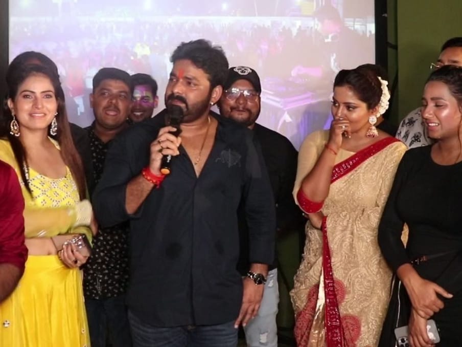 आपको बता दें कि अंजना सिंह और पवन सिंह की फिल्म 'हमार स्वाभिमान' (Pawan Singh Bhojpuri Film Humar Swabhiman) को सिनेमाघरों में 28 अक्टूबर को रिलीज किया जाएगा. इसे छठ पूजा के मौके पर रिलीज किया जाएगा. इसके निर्माता राम शर्मा (एनआरआई) और निर्देशक चंद्र भूषण मणि हैं.