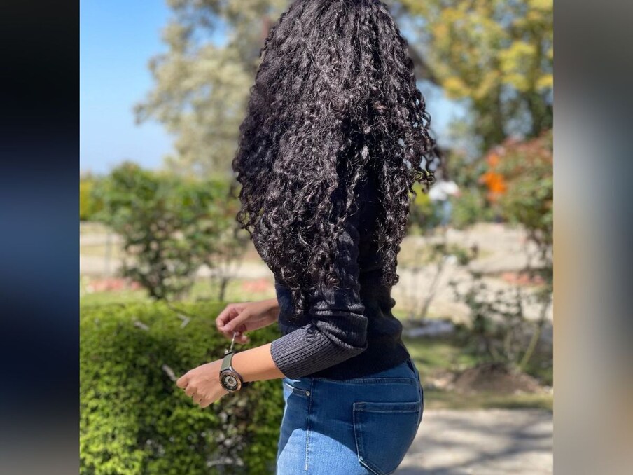  एक यूजर ने लिखा, 'मुझे आपके जैसे कर्ली मैगी टाइप के बाल चाहिए'. दूसरे ने लिखा, 'आपकी स्माइल मेरे चेहरे पर ढेरों खुशियां लेकर आती है. लव यू अनु हमेशा'. तीसरे ने लिखा, 'ब्यूटीफुल हैं आपकी आंखें'. इसके साथ ही एक अन्य यूजर ने उन्हें अपना क्रश तक बता दिया है.