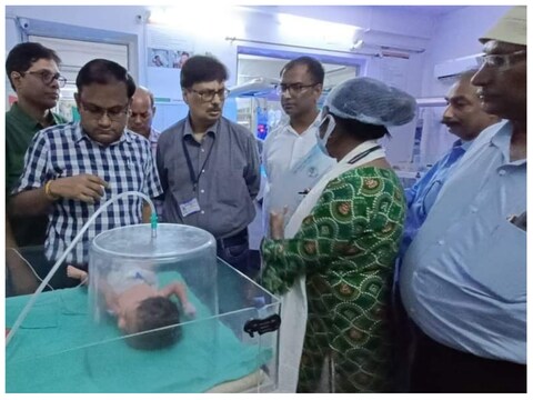 भोजपुर के डीएम राज कुमार ने नवजात बच्‍ची का नाम दुर्गा रखा है.  
