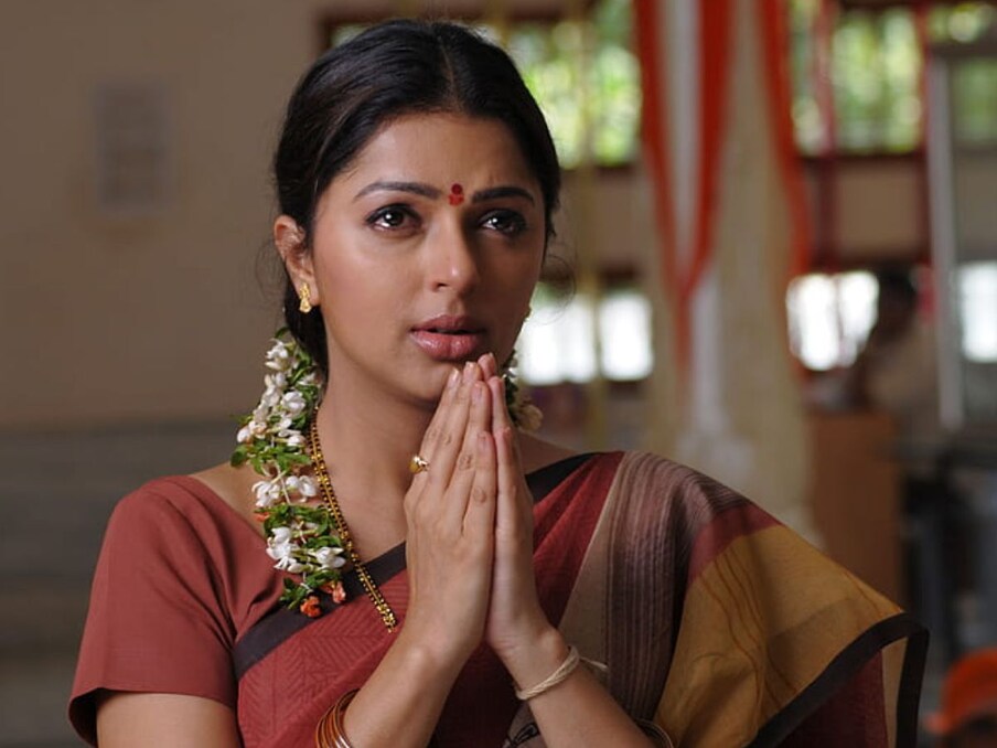  भूमिका चावलाएक्ट्रेस भूमिका चावला (Bhumika Chawla) को भी बॉलीवुड और साउथ सिनेमा के लिए जाना जाता है. उन्होंने भी बाकी हीरोइनों के जैसे ही एक्टिंग से शादी के बाद दूरियां बना ली थी. उन्होंने अपने लॉन्ग टाइम बॉयफ्रेंड और योगा टीचर भरत ठाकुर के साथ 2007 में शादी रचाई थी. उसके बाद वो 2014 में एक बच्चे की मां बनी थीं. उन्होंने एक्टिंग से दूरियां बनाने के बाद 2020 में सपोर्टिंग रोल से कमबैक किया था.