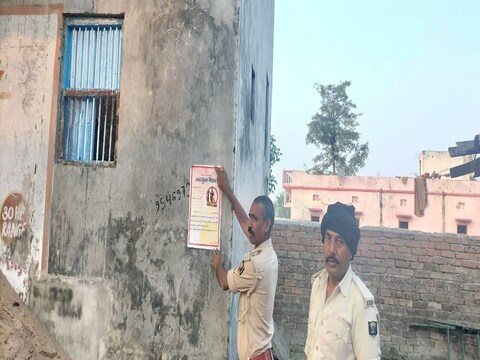 पकड़े गए लोगों के घर उत्पाद विभाग ने चेतावनी वाला पोस्टर चिपकाने का काम शुरू कर दिया है.