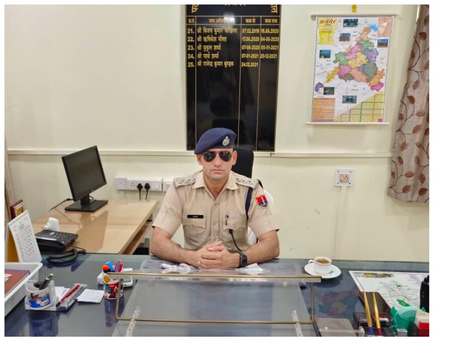  चूरू. राजस्‍थान के चूरू में बतौर डीएसपी तैनात राजेंद्र बुरड़क की कहानी बेहद दिलचस्‍प है. उन्‍होंने 9 साल में चार सरकारी नौकरियां छोड़कर डीएसपी बनने का सपना साकार किया है. जबकि डीएसपी राजेंद्र बुरड़क की यह कहानी प्रतियोगी परीक्षाओं की तैयारी कर रहे युवाओं के लिए भी काफी प्रेरणादायी है.