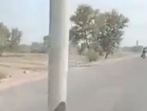रोड के बीच में कई सारे बिजली के खंभे देखे जा सकते हैं (वीडियो ग्रैब)