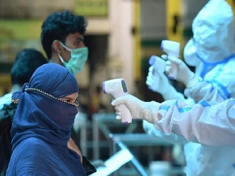 देश में पिछले 24 घंटों में कोविड-19 के 2,401 नए मामले. (News18)