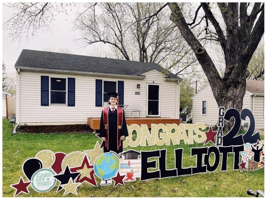  Elliott Tanner PhD In Physics: इलियट टैनर ने इसी साल यूनिवर्सिटी ऑफ मिनेसोटा (University Of Minnesota) में पीएचडी के लिए दाखिला लिया है. वह मात्र 14 साल की उम्र में फिजिक्स जैसे मुश्किल विषय में पीएचडी कर रहे हैं (PhD In Physics). इस उम्र में आमतौर पर बच्चे 10वीं-12वीं की परीक्षा भी पास नहीं कर पाते हैं. ऐसे में इलियट की उपलब्धियों और आईक्यू ने हर किसी को हैरान कर दिया है.