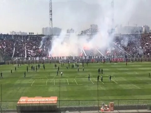 ये फुटबॉल मैच चिली की राजधानी सैंटियागो में कोलो कोलो स्टेडियम में चल रहा था (वीडियो ग्रैब)