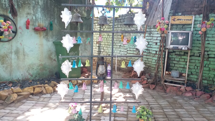  गया नगर निगम शहर से निकलने वाले कचरा को कम करने के लिए कुछ खास कदम उठाये हैं. प्रदूषण और जलवायु परिवर्तन को काम करने के लिए नगर निगम ने एक प्रयास किया है, जिसमें छोटे-छोटे कचरे का रिसाइकल किया गया है. इसके बाद उन्हें खूबसूरत रूप दिया जा रहा है. शहर में अब नियमित कचरे का उठाव हो रहा है. शहर से निकलने वाले कचरे की का खाद भी बनाई जा रही है. यही वजह है कि इस वर्ष स्वछता सर्वेक्षण में गया पूरे बिहार में टॉप पर रहा.