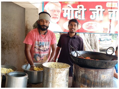 दरोगा जयंत अपने बड़े भाई और दुकान मालिक बलवीर के साथ. 