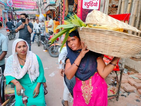 गोपालगंज में छठ महापर्व की सामग्री खरीदकर लौट रहीं व्रती रेहाना खातुन.
(फोटो -न्यूज़ 18) 