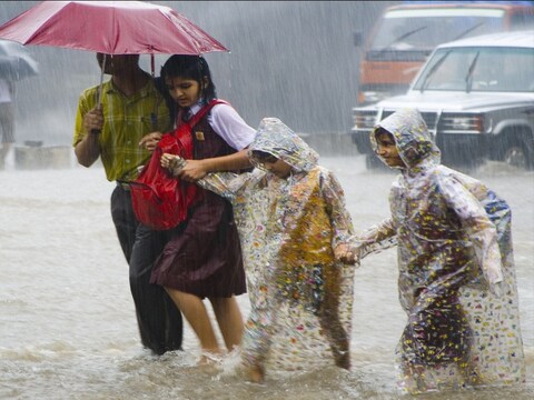 Weather News: देश में बारिशों का दौर जारी है, मगर मौसम विभाग ने बता दिया कि अब कब से राहत मिल सकती है.