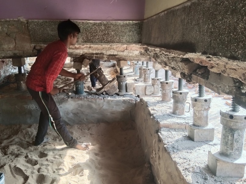 Tire Puncture, Jack, Jack House Shifting Technique, Methods of House Shifting, House Shifting Process, Ready-made House Raised 5 Feet Up With Help of Jack in Nagaur, Nagaur News, Rajasthan News, New Technology, Foundation of the House, Rajasthan Latest Hindi News, टायर पंक्चर, जैक, जैक हाउस शिफ्टिंग तकनीक, मकान शिफ्ट करने के तरीके, मकान शिफ्टिंग प्रोसेस, नागौर में जैक की मदद से 5 फीट ऊपर उठाया गया बना-बनाया मकान, नागौर समाचार, राजस्थान समाचार, नई तकनीक, मकान की नींव, राजस्थान की ताजा खबरें, हिंदी समाचार