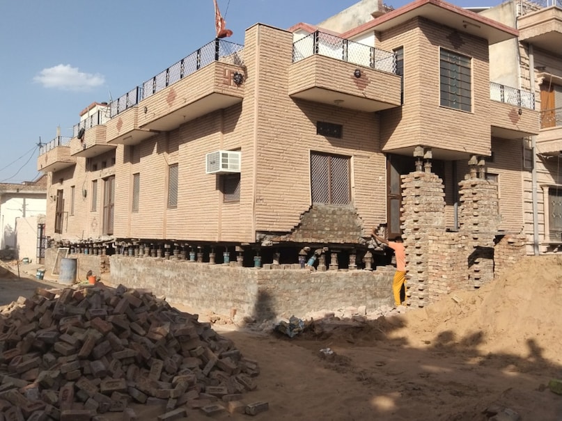 Tire Puncture, Jack, Jack House Shifting Technique, Methods of House Shifting, House Shifting Process, Ready-made House Raised 5 Feet Up With Help of Jack in Nagaur, Nagaur News, Rajasthan News, New Technology, Foundation of the House, Rajasthan Latest Hindi News, टायर पंक्चर, जैक, जैक हाउस शिफ्टिंग तकनीक, मकान शिफ्ट करने के तरीके, मकान शिफ्टिंग प्रोसेस, नागौर में जैक की मदद से 5 फीट ऊपर उठाया गया बना-बनाया मकान, नागौर समाचार, राजस्थान समाचार, नई तकनीक, मकान की नींव, राजस्थान की ताजा खबरें, हिंदी समाचार Tire Puncture, Jack, Jack House Shifting Technique, Methods of House Shifting, House Shifting Process, Ready-made House Raised 5 Feet Up With Help of Jack in Nagaur, Nagaur News, Rajasthan News, New Technology, Foundation of the House, Rajasthan Latest Hindi News, टायर पंक्चर, जैक, जैक हाउस शिफ्टिंग तकनीक, मकान शिफ्ट करने के तरीके, मकान शिफ्टिंग प्रोसेस, नागौर में जैक की मदद से 5 फीट ऊपर उठाया गया बना-बनाया मकान, नागौर समाचार, राजस्थान समाचार, नई तकनीक, मकान की नींव, राजस्थान की ताजा खबरें, हिंदी समाचार