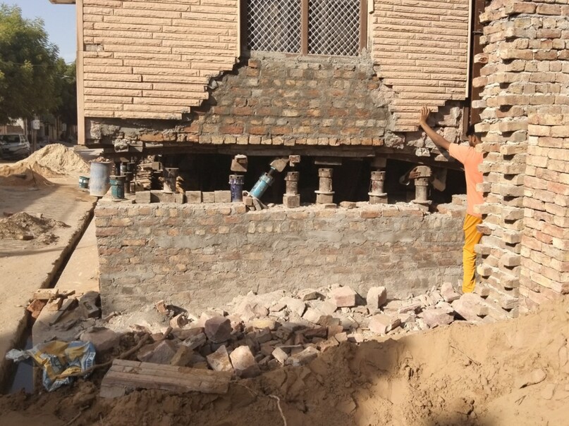 Tire Puncture, Jack, Jack House Shifting Technique, Methods of House Shifting, House Shifting Process, Ready-made House Raised 5 Feet Up With Help of Jack in Nagaur, Nagaur News, Rajasthan News, New Technology, Foundation of the House, Rajasthan Latest Hindi News, टायर पंक्चर, जैक, जैक हाउस शिफ्टिंग तकनीक, मकान शिफ्ट करने के तरीके, मकान शिफ्टिंग प्रोसेस, नागौर में जैक की मदद से 5 फीट ऊपर उठाया गया बना-बनाया मकान, नागौर समाचार, राजस्थान समाचार, नई तकनीक, मकान की नींव, राजस्थान की ताजा खबरें, हिंदी समाचार Tire Puncture, Jack, Jack House Shifting Technique, Methods of House Shifting, House Shifting Process, Ready-made House Raised 5 Feet Up With Help of Jack in Nagaur, Nagaur News, Rajasthan News, New Technology, Foundation of the House, Rajasthan Latest Hindi News, टायर पंक्चर, जैक, जैक हाउस शिफ्टिंग तकनीक, मकान शिफ्ट करने के तरीके, मकान शिफ्टिंग प्रोसेस, नागौर में जैक की मदद से 5 फीट ऊपर उठाया गया बना-बनाया मकान, नागौर समाचार, राजस्थान समाचार, नई तकनीक, मकान की नींव, राजस्थान की ताजा खबरें, हिंदी समाचार