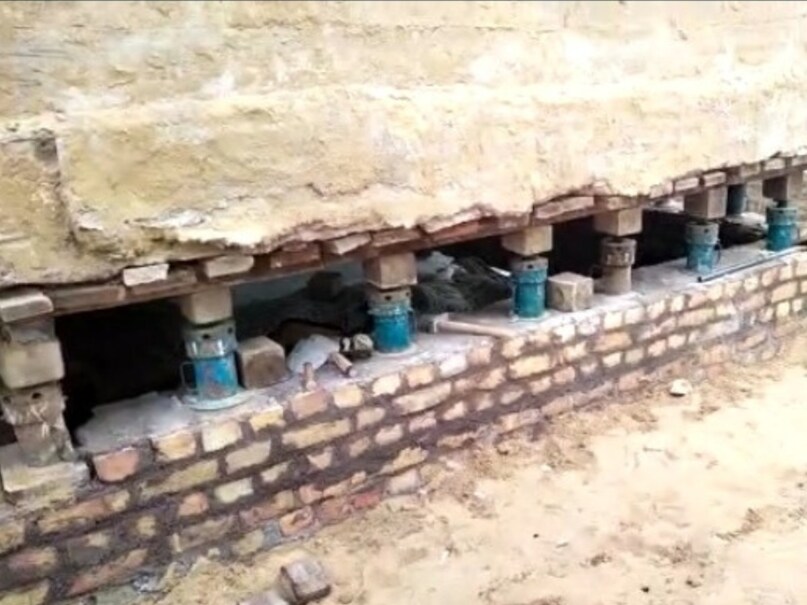 Tire Puncture, Jack, Jack House Shifting Technique, Methods of House Shifting, House Shifting Process, Ready-made House Raised 5 Feet Up With Help of Jack in Nagaur, Nagaur News, Rajasthan News, New Technology, Foundation of the House, Rajasthan Latest Hindi News, टायर पंक्चर, जैक, जैक हाउस शिफ्टिंग तकनीक, मकान शिफ्ट करने के तरीके, मकान शिफ्टिंग प्रोसेस, नागौर में जैक की मदद से 5 फीट ऊपर उठाया गया बना-बनाया मकान, नागौर समाचार, राजस्थान समाचार, नई तकनीक, मकान की नींव, राजस्थान की ताजा खबरें, हिंदी समाचार