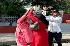 सड़क पर सौतनों के बीच हुई जमकर मारपीट, पति ने दोनों पत्नियों को चप्पलों से पीट