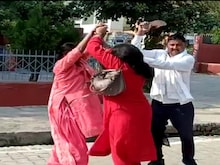 सड़क पर सौतनों के बीच हुई जमकर मारपीट, पति ने दोनों पत्नियों को चप्पलों से पीट