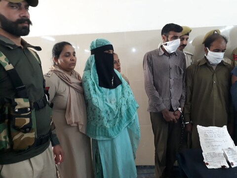 जम्मू-कश्मीर पुलिस के गिरफ्त में महिला तस्कर और उससे बरामद सामान. (फोटो-न्यूज़18)