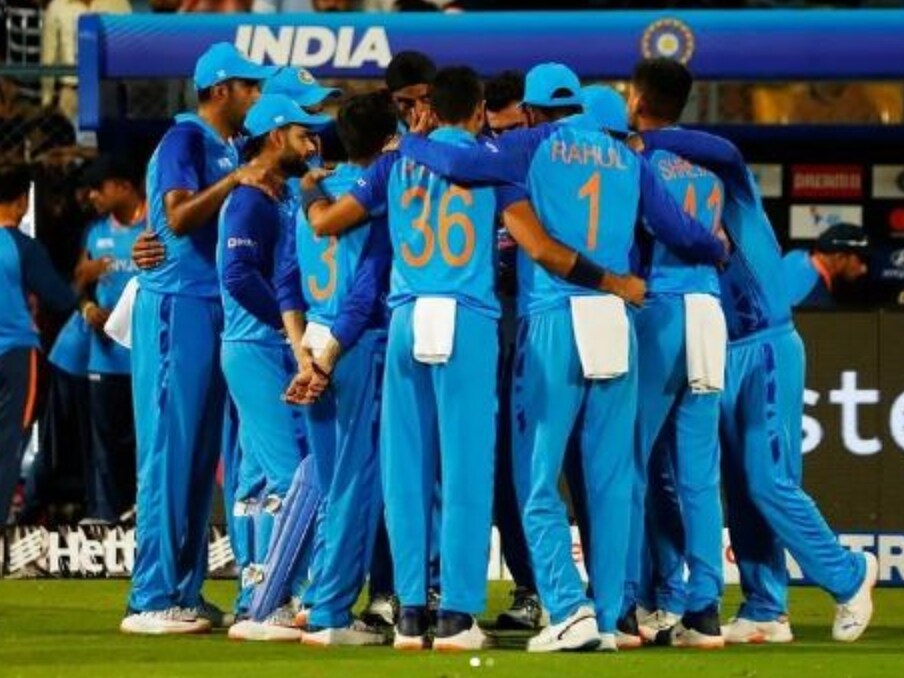  भारतीय टीम के लिए टी20 इंटरनेशनल क्रिकेट में पाकिस्तान के खिलाफ कई खिलाड़ियों का बेहतरीन प्रदर्शन रहा है. ऐसे में 23 अक्टूबर को होने वाले महा भिड़ंत से पहले बात करें ब्लू आर्मी के लिए किन पांच खिलाड़ियों ने पाकिस्तान के खिलाफ टी20 क्रिकेट में सर्वाधिक रन बनाए हैं, तो उनके नाम इस प्रकार हैं- (Rohit/Instagram)