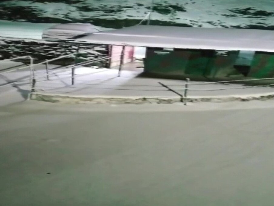  एकाएक हुई भारी बर्फबारी में कई फीट तक बर्फ जमीन पर जम गई जिससे यातायात भी खासा प्रभावित हुआ है. हालांकि स्थानीय लोगों का मानना है कि बर्फबारी के साथ ही कश्मीर में सैलानियों का आना शुरू हो जाएगा जो कोरोना के चलते कई वर्षों से प्रभावित था. (Image: ANI)