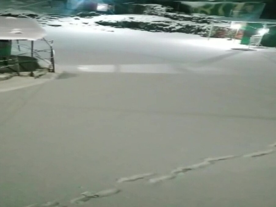 ठंड की दस्तक के साथ दुनिया का स्वर्ग कहे जाने वाले कश्मीर में बर्फबारी का दौर शुरू हो गया है. हालांकि बर्फबारी के लुफ्त के साथ कई जगहों पर लोगों को परेशानी भी झेलनी पड़ रही है. ताजा हिमपात के कारण मुगल रोड बंद हो गयी और पुंछ की ओर पीर की गली और पोषाना चेक पोस्ट के बीच कई वाहन फंस गए हैं. (Image: ANI)