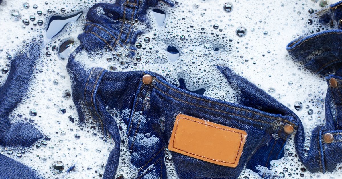 वॉशिंग मशीन है खराब तो हाथों से जींस धोने के लिए आजमाएं ये तरीके, रंग