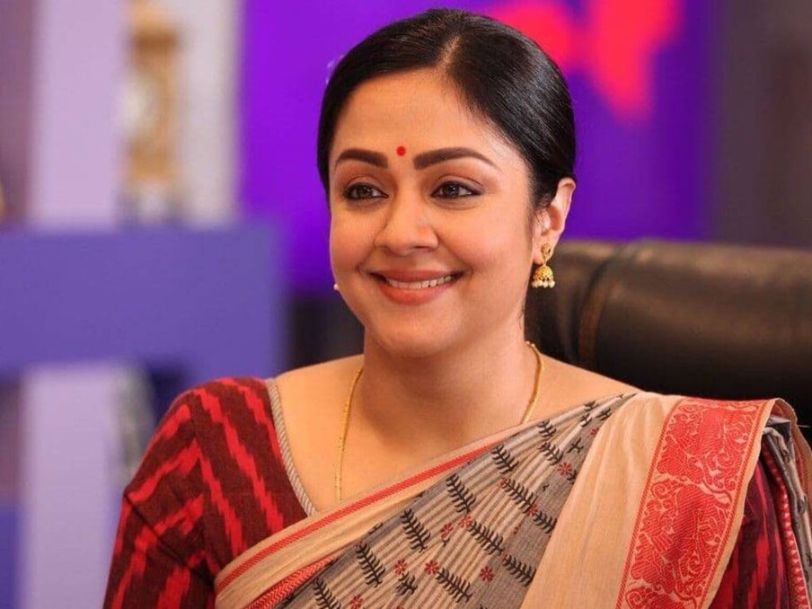  ज्योतिकाएक्ट्रेस ज्योतिका (Jyothika) जब Kaakha Kaakha की शूटिंग कर रही थीं तो उनका करियर भी पीक पर था और इसी दौरान वो एक्टर सूर्या के प्यार में पड़ीं. इशके बाद 2006 में उन्होंने शादी कर ली और एक्टिंग से दूरियां बना ली. इसके बाद 13 साल बाद उन्होंने एक्टिंग में एक बार फिर से वापसी की. शादी के बाद उन्होंने पूरी तरह से ब्रेक ले लिया था और दो बच्चों को जन्म देने के बाद 2015 में उन्होंने '36 Vayathinile' से कमबैक किया था. उन्होंने महिला प्रधान फिल्म से वापसी करने का फैसला किया था और उनकी एक्टिंग को दर्शकों की ओर से शानदार रिस्पांस मिला था.