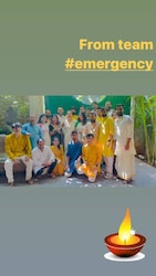  कंगना रनौत ने अपनी इंस्टा स्टोरी पर मणिकर्णिका फिल्म्स और अपकमिंग फिल्म 'इमरजेंसी' की टीम के साथ पोज देते हुए नजर आईं. (फोटो साभारः Instagram @Kanganaranaut)