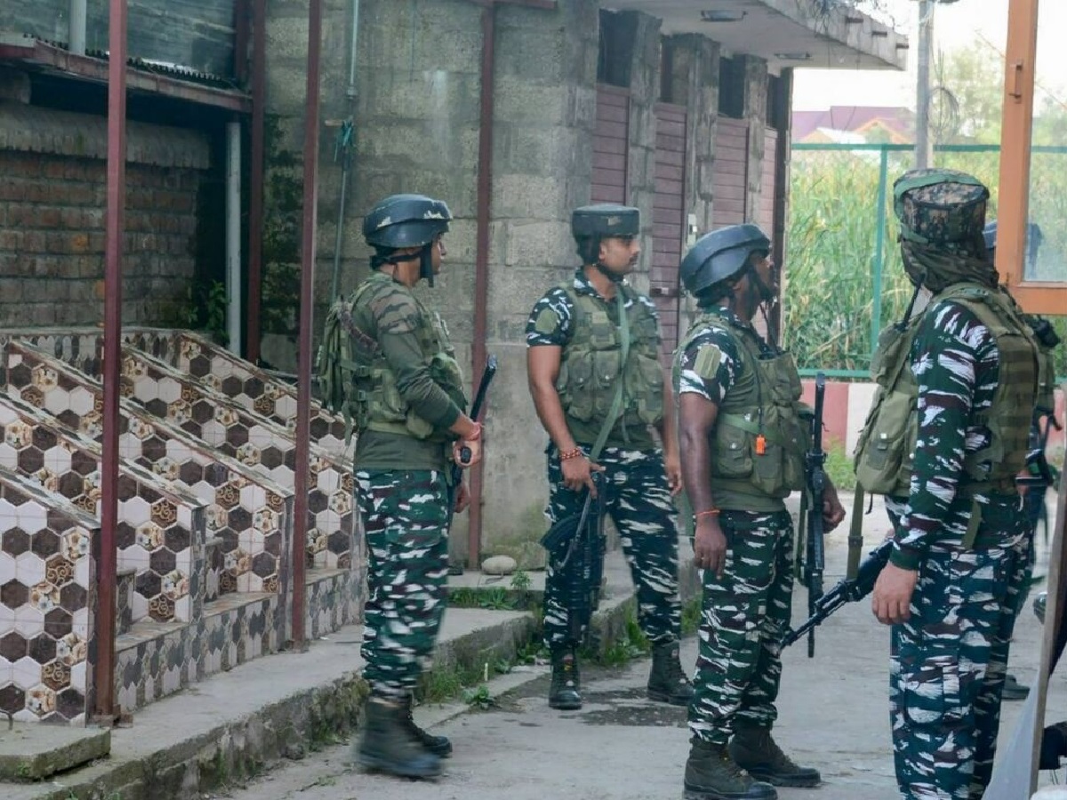 पुलिस ने कहा कि अतिरिक्त सुरक्षाकर्मियों को मौके पर रवाना किया गया है और इलाके की घेराबंदी की जा रही है. (फाइल फोटो- PTI)