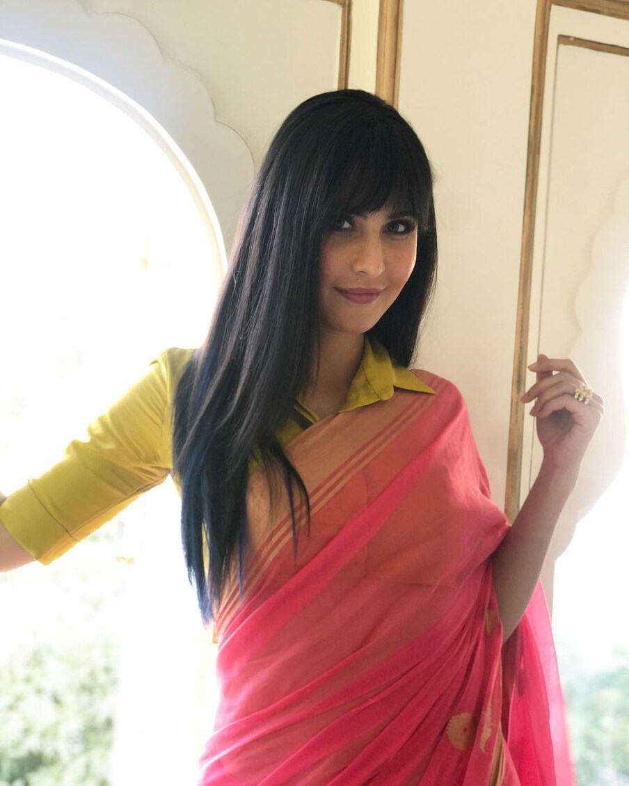 नई दिल्ली. बॉलीवुड एक्ट्रेस कैटरीना कैफ (Katrina Kaif) इन दिनों अपनी मोस्ट अवेटेड हॉरर-कॉमेडी फिल्म 'फोन भूत (Phone Bhoot)' को लेकर काफी व्यस्त चल रही हैं. उनकी ये फिल्म अगले महीने 4 नवंबर को सिनेमाघरों में रिलीज होने वाली है. इस वजह से कैटरीना हर प्लेटफॉर्म अइपनी इस फिल्म के प्रचार-प्रसार में जुटी हुई हैं. अब कैटरीना ने अपने इंस्टाग्राम अकाउंट पर अपनी कुछ नई तस्वीरें शेयर की हैं, जिसमें उनका लुक काफी बदला-बदला नजर आ रहा है. (फोटो साभारः Instagram @katrinakaif)