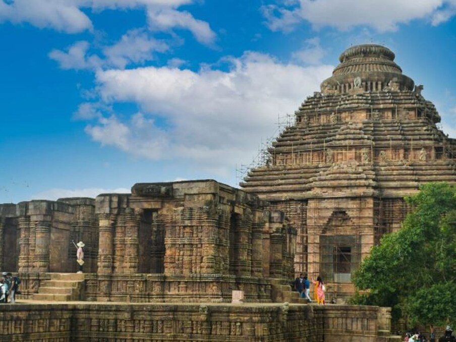  कोणार्क में सूर्य मंदिर, जो सात घोड़ों द्वारा उठाए गए विशाल रथ के आकार में है. यह वास्तुकला की पारंपरिक ओडिशा शैली को प्रदर्शित करता है, जिसे कलिंग वास्तुकला के रूप में भी जाना जाता है. यह मन्दिर सूर्य देव को समर्पित है, जिन्हें स्थानीय लोग 'बिरंचि-नारायण' कहते थे. (फोटो ANI)