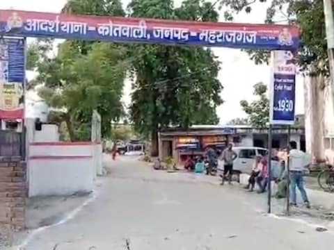 Maharajganj News: पुराने बिजली मीटर को बदलने गई थी टीम
