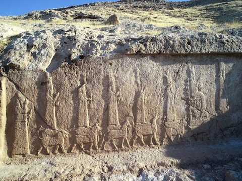 पुरातत्वविदों की टीम को आठ संगमरमर की पत्थरें मिली हैं (फोटो- Mosul University)