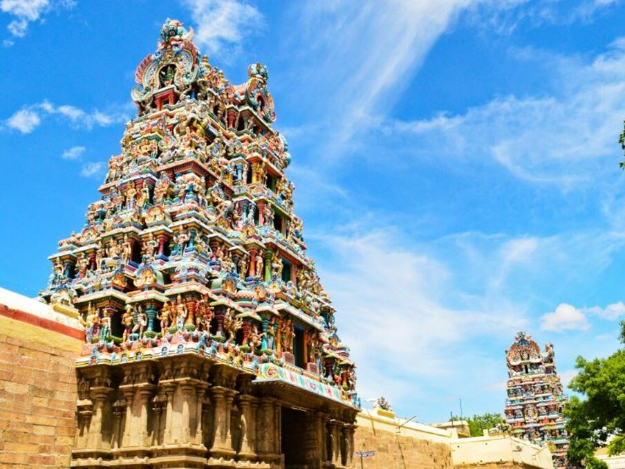  मीनाक्षी मंदिर, जिसे मीनाक्षी-सुंदरेश्वर मंदिर के नाम से भी जाना जाता है. यह द्रविड़ वास्तुकला का एक प्रमुख उदाहरण है, जो भारत के दक्षिणी राज्यों में आम हिंदू वास्तुकला की एक शैली है. यह हिन्दू देवता शिव (“सुन्दरेश्वरर” या सुन्दर ईश्वर के रूप में) एवं उनकी भार्या देवी पार्वती (मीनाक्षी या मछली के आकार की आंख वाली देवी के रूप में) दोनो को समर्पित है. (फोटो ANI)